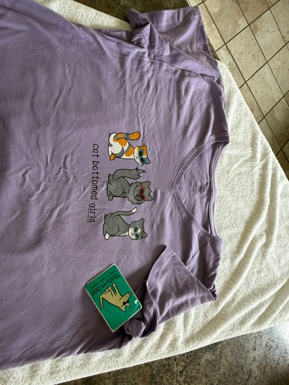Cat Bottomed women’s Lavender Cat Graphic Tee - Teddy the Dog size XXL v-neck
